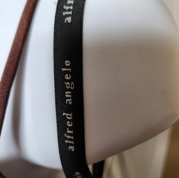 Elegant A-line dress by Alfred Angelo - Picture 4 of 12